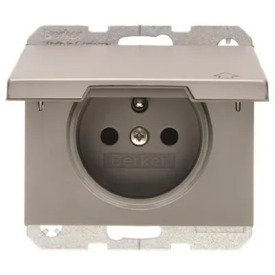Berker Steckdose m.Schutzkontakt u.Klappdeckel 6768777104