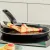 Bild: Tefal Crêpepfanne Resist Intense D52210 | 25 cm | Antihaftbeschichtet | FlameProtect | Thermo-Signal | Bordeauxrot