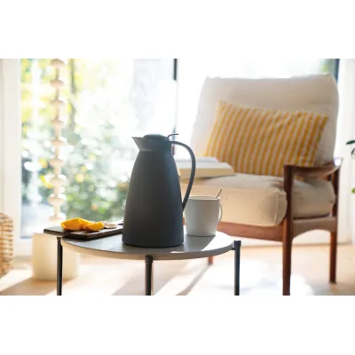 alfi Isolierkanne ECO 825337100 | 1,0l Hartglaseinsatz | BPA-frei | Einhand-Ausgießer | Tropfschutz | Dunkelgrau