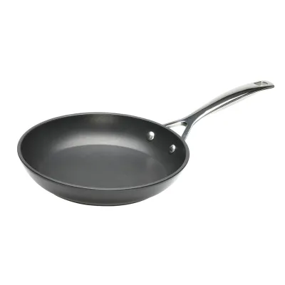 Le Creuset Aluminium Bratpfanne | flach 22 cm | Antihaft | Induktion geeignet | Spülmaschinenfest | backofentauglich