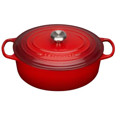 Le Creuset Bräter Signature oval 33 cm | Gusseisen | Kirschrot | 7,5 Liter | für Induktion & Backofen | 8-10 Personen