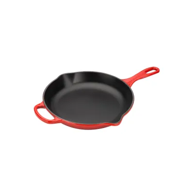 Le Creuset Brat- und Servierpfanne Signature 23 cm | Gusseisen Pfanne | ergonomischer Griff | Ausgießnasen | kirschrot