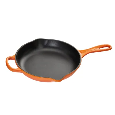 Le Creuset Brat- und Servierpfanne Signature 23 cm | Gusseisen | Bratpfanne | ergonomischer Griff | Ofenrot