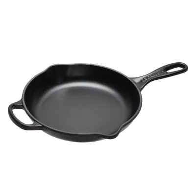 Le Creuset Brat- und Servierpfanne Signature 23 cm | Gusseisen | Schwarz | Ergonomischer Griff | Ofenfest | Ausgießnasen