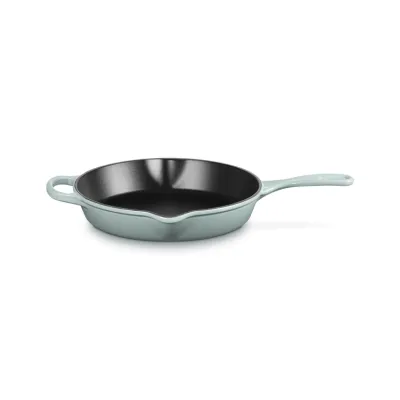 Le Creuset Brat- und Servierpfanne Signature 26 cm | Gusseisen | Induktion & Backofen geeignet | Sea Salt Weiß