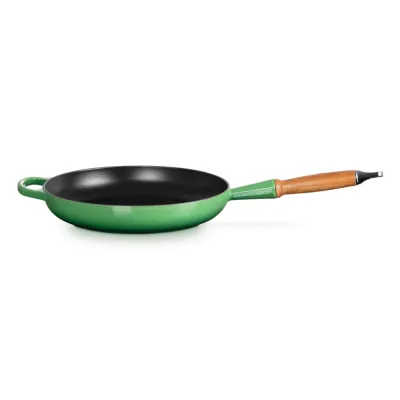 Le Creuset Bratpfanne Signature 28cm Bamboo | Gusseisen Pfanne | Holzgriff | Induktion geeignet | grün
