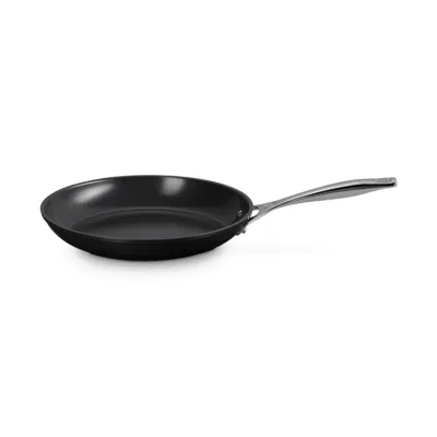 Le Creuset Pfanne Essential 28 cm | Keramik-Antihaft | flach | Aluminium | beschichtet | einfache Reinigung
