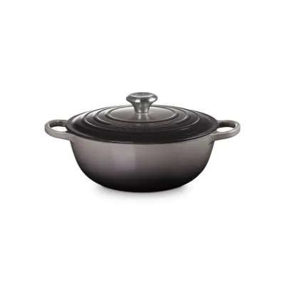 Le Creuset Bräter La Marmite Signature 26 cm | Gusseisen | Familien-Topf | Induktion | Spülmaschinengeeignet | Flint