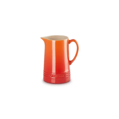 Le Creuset Saftkrug 1,5 L | Krug Steinzeug | skandinavisches Design | robust | ofenrot