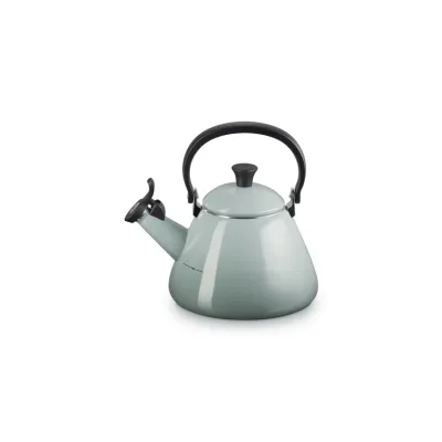 Le Creuset Wasserkessel Kone Sea Salt | pfeifender Teekessel | 1,6L | emaillierter Stahl | Induktion geeignet | blau