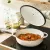 Bild: Tefal Servierpfanne LOV E25972 | Gusseisenpfanne Ø 28cm | 3,8L | Induktion & Backofen geeignet | beige | Eco-Design