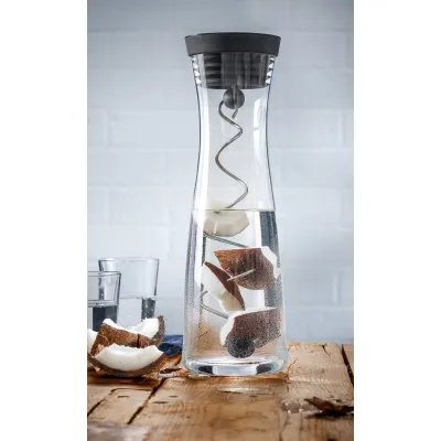WMF Wasserkaraffe Basic 1L | Glaskaraffe mit 2 Fruchtspießen | CloseUp-Verschluss | Edelstahl | schwarz/transparent